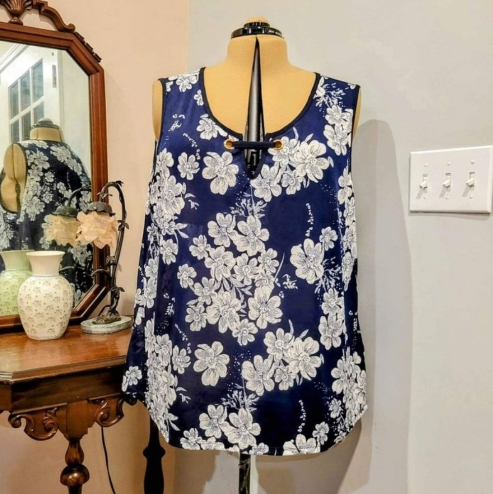 NWOT 3X Sleeveless Blouse w/Embossed Flowers